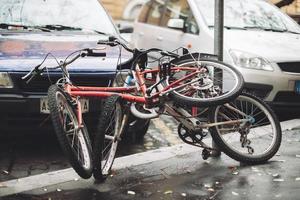 vieux vélos rouillés abandonnés dans les rues de la ville. photo