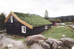 norvège, maisons traditionnelles dans les montagnes avec de l'herbe sur le toit. photo