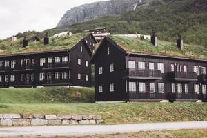 norvège, maisons traditionnelles dans les montagnes avec de l'herbe sur le toit. photo