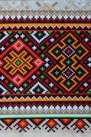 motif de broderie tricoté d'art populaire ukrainien traditionnel sur tissu textile photo