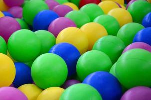 piscine pour s'amuser et sauter dans des boules en plastique colorées photo