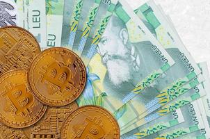 1 billets de leu roumain et bitcoins dorés. concept d'investissement en crypto-monnaie. minage ou commerce de crypto photo