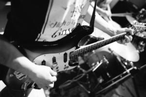gros plan jouer de la guitare électrique lors d'un concert de rock. photo