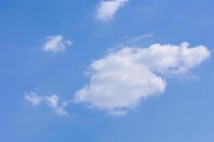 ciel et nuages avec une douce lumière du soleil photo