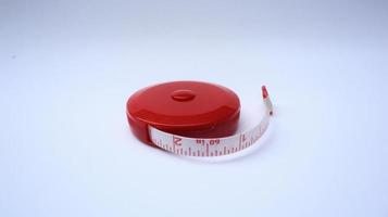 outil de mesure à main rouge unique pour mesurer la longueur. photo
