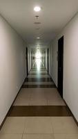 long couloir d'un immeuble. photo