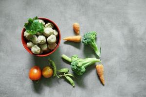 ingrédients de la soupe aux boulettes de viande avec divers types de légumes photo