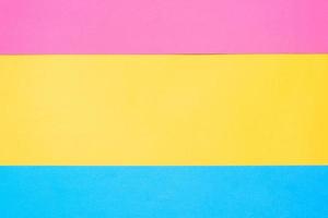 géométrie linéaire tricolore, espace de copie. fond de papier multicolore. toile de fond géométrique jaune rose et bleu. photo