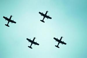 silhouettes d'entraînement aérien de quatre avions photo