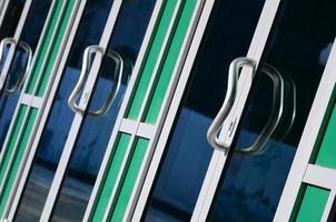 poignée de porte chromée et verre de façade de bureau en aluminium moderne photo