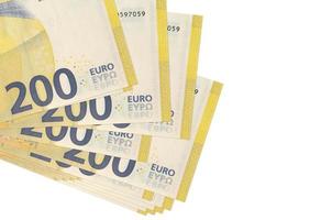 Les billets de 200 euros se trouvent dans un petit groupe ou un paquet isolé sur blanc. maquette avec espace de copie. commerce et change photo