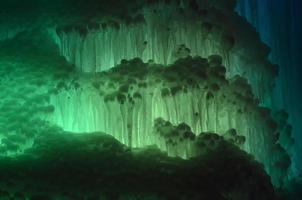 gros blocs de cascade gelée de glace ou fond de caverne photo