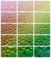 un collage de nombreux fragments de verre différents, décorés de gouttes de pluie provenant du condensat. couleurs arc-en-ciel photo