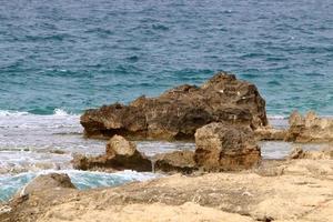 pierres au bord de la mer méditerranée. photo