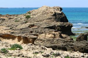 côte de la mer méditerranée dans le nord d'israël. photo