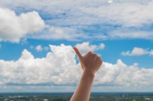 mains en prière sur fond de ciel bleu, jeune homme a prié, religion et spiritualité avec foi photo