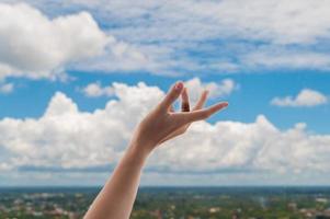 mains en prière sur fond de ciel bleu, jeune homme a prié, religion et spiritualité avec foi photo