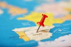 l'emplacement de la destination sur la carte de l'espagne est indiqué par une punaise rouge. Espagne marquée sur la carte avec un bouton rouge photo