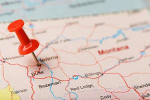aiguille de bureau rouge sur une carte des états-unis, du montana et de la capitale d'helena. Close up montana carte avec tack rouge photo