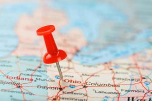 aiguille de bureau rouge sur une carte des états-unis, du sud de l'ohio et de la capitale columbus. Close up carte du sud de l'Ohio avec tack rouge photo
