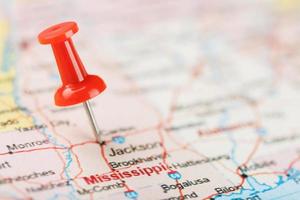 aiguille de bureau rouge sur une carte des états-unis, du sud du mississippi et de la capitale jackson. Close up carte du sud du Mississippi avec tack rouge photo