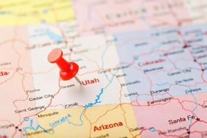 aiguille de bureau rouge sur une carte des états-unis, de l'utah et de la capitale salt lake city. Gros plan carte Utah avec tack rouge photo