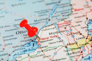 aiguille de bureau rouge sur une carte des états-unis, du sud de new york et de la capitale albany. gros plan du sud de new york avec tack rouge photo