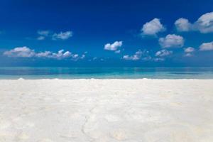 paysage de plage de sable vide près de la mer bleue. belle vue sur la plage, scène tropicale photo