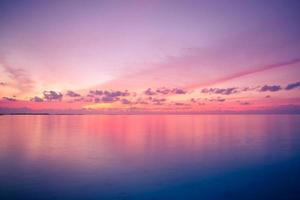 magnifique vue mer coucher de soleil, horizon lumineux. belle vue inspirante sur la plage et la mer, réflexion. paysage marin coloré du soir - skyscape. concept nature zen, calme, détente