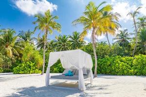 incroyable scène de plage tropicale avec auvent blanc et rideau pour un concept de détente d'été de luxe. ciel bleu avec du sable blanc pour fond de paysage de plage ensoleillée et vacances d'été ou conception de vacances photo