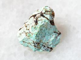 pierre précieuse turquoise verte brute sur blanc photo
