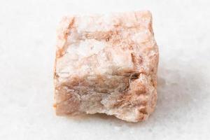 roche brute de feldspath sur marbre blanc photo