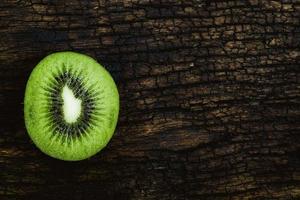 aliments sains kiwi vert sur fond de bois.