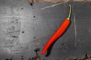 piment rouge sur fond de bois. photo