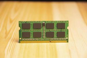 DDR3 type ram ancien ordinateur portable sur plancher en bois photo