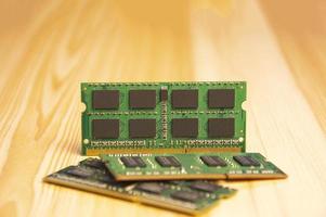 DDR3 type ram ancien ordinateur portable sur plancher en bois photo