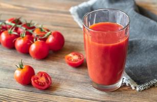 Un verre de jus de tomate photo