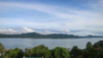 magnifique lac tondano entouré de belles collines photo