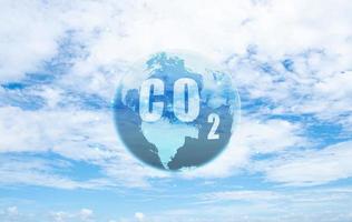 co2 dans la carte du globe sur le ciel bleu. gaz à effet de serre. gaz carbonique pollution climatique de l'air mondial. question d'environnement. dioxyde de carbone dans l'air agissant comme un gaz à effet de serre. principale cause du réchauffement climatique. photo