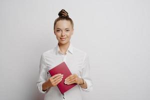 femme comptable en chemise blanche et cahier photo