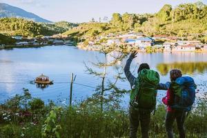 jeune couple, camping, randonnée, voyage, voyage, trek, concept, vacances, voyage, voyage, se détendre, naturel, toucher, campagne, thaïlande. photo