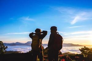 amoureux des femmes et des hommes asiatiques voyage nature. voyager se détendre. campagne au toucher naturel. Thaïlande photo