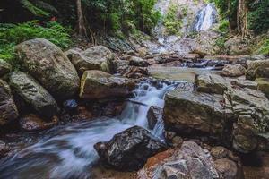 paysage nature forêt colline cascade. Thaïlande doi inthanon. nature de voyage. voyager se détendre. cascade de siliphum. cascade de huai toh à krabi. voyage nature, voyage relax marche forêt voyage thailande. photo