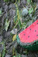 motif tropical avec des feuilles de jungle et un fond floral de fruits de pastèque photo