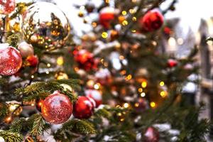 fond de noël d'un sapin de noël décoré de jouets de noël. vacances d'hiver. nouvel An. photo