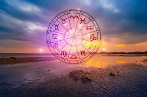 signes du zodiaque à l'intérieur du cercle de l'horoscope. astrologie dans le ciel avec de nombreuses étoiles et lunes concept d'astrologie et d'horoscopes photo