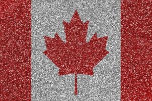 drapeau du canada représenté sur de nombreuses petites paillettes brillantes. fond de festival coloré pour la fête photo