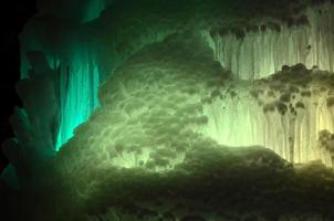 gros blocs de cascade gelée de glace ou fond de caverne photo