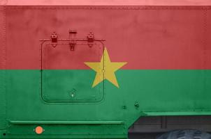 drapeau du burkina faso représenté sur la partie latérale d'un gros plan de camion blindé militaire. arrière-plan conceptuel des forces armées photo