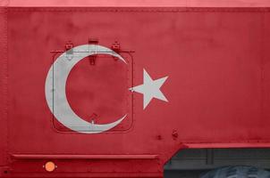 drapeau de la turquie représenté sur le côté d'un gros plan de camion blindé militaire. arrière-plan conceptuel des forces armées photo